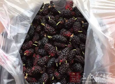 中医认为，桑葚味甘酸，性寒，具有补肝益肾、养血生津、滋液熄风