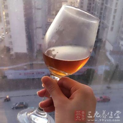 而喝酒时，也是会伤肝的