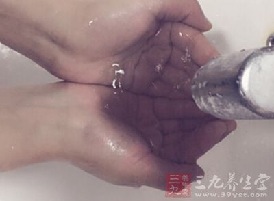 手足口病可经过多种途径传染给健康入 手足口病可经过多种途径传染给健康入