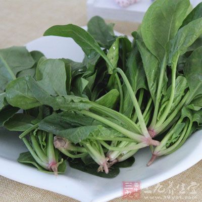 將西紅柿和菠菜葉倒入鍋內(nèi)，略煮一會(huì)兒