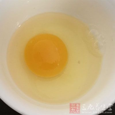 雞蛋打入碗中，加少許食鹽和清水調(diào)勻