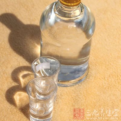 酒精在体内积存过多，会扰乱正常的神经系统