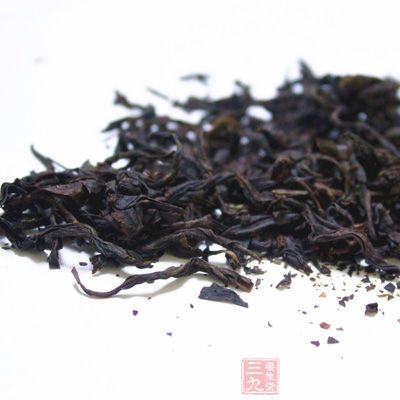 在飯后嚼一點(diǎn)茶葉可以有效抑制口中的異味