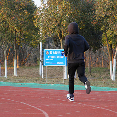 急性創(chuàng)傷性滑膜炎，多發(fā)生于愛(ài)運(yùn)動(dòng)的青年人