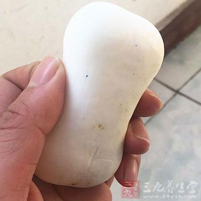 患者洗澡时，在患部应涂抹含有去角质成份的肥皂或沐浴乳