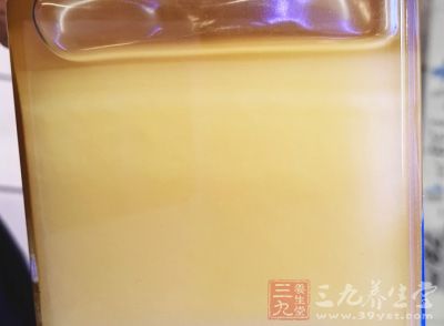 蜂王漿中含有大量的營(yíng)養(yǎng)素，經(jīng)常食用能改善營(yíng)養(yǎng)不良的狀況