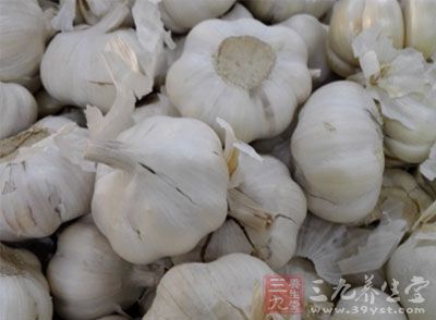 对酶的形成起抑制作用，从而减少脂肪酸和胆固醇的合成(脂肪酸和胆固醇的合成离不开酶的参与