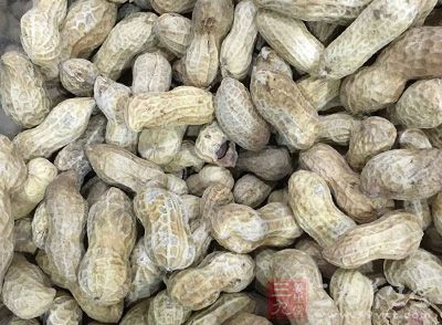 花生中的不饱和脂肪酸有降低胆固醇的作用 花生中的不饱和脂肪酸有降低胆固醇的作用