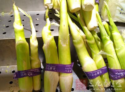 茭白30克，通草10克，炖猪脚吃