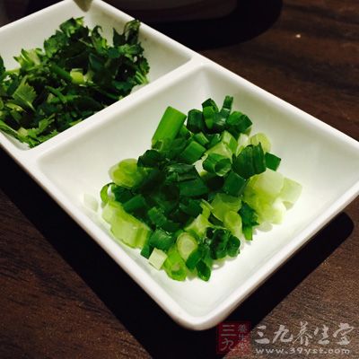 味精10克，白糖5克，深色酱油少许，葱花15克，生粉15克，麻油、胡椒粉适量，生油50克