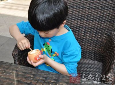 吸鼻及耸肩,开始没有太在意,以为孩子的小毛病 吸鼻及耸肩,开始没有太在意,以为孩子的小毛病