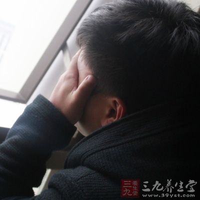 长期大量服用可以引起视力模糊、乳腺肿大、腹泻、头晕等不良反应