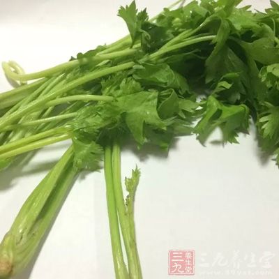 芹菜连根120克，粳米250克。将芹菜洗净，切成六分长的段，粳米淘净