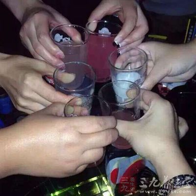 酒精会抑制肝脏功能活动