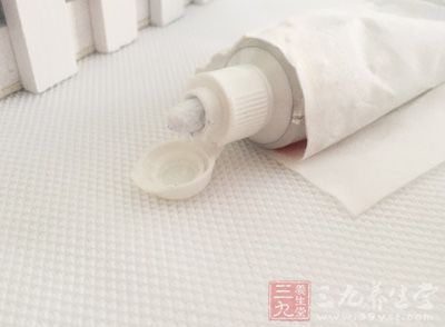 治疗烫伤的办法五花八门:童子尿、酱油、红花油、牙膏,甚至紫药水、红汞等都不乏追捧者 治疗烫伤的办法五花八门:童子尿、酱油、红花油、牙膏,甚至紫药水、红汞等都不乏追捧者