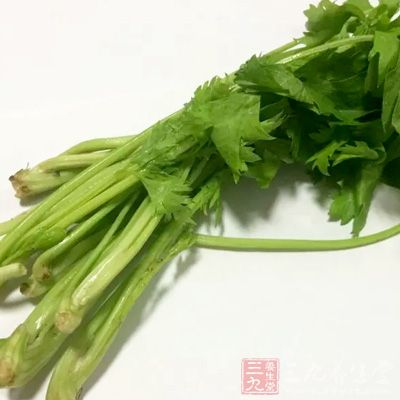 芹菜中含有丰富的B族维生素，能分解酒精，有效缓解酒后脸红