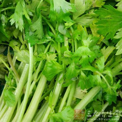 芹菜则去除芹菜叶，然后取净茎六两用清水洗净干净