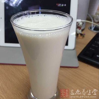 牛奶营养极为丰富，而且饮用方便