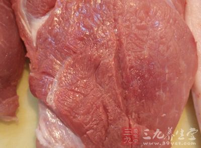 将瘦肉先顺丝切成肉片，再切成肉条