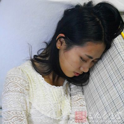 蜷着睡易对你的背部和颈部带来极大的伤害