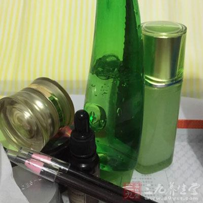 不要長期使用含鉛、汞等化學(xué)金屬成分多或者是添加香料的護膚品