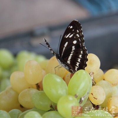 在饮食方面注意，多吃水果和蔬菜