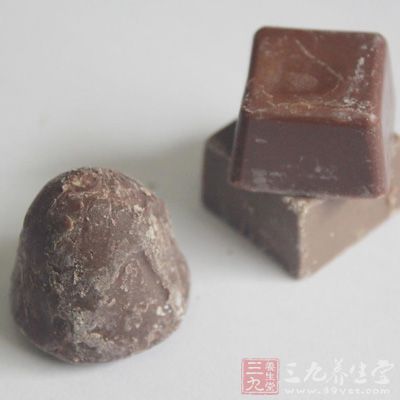 尽量选择可可脂含量高、糖含量少的有减肥功效的巧克力