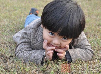 儿童神经系统发育尚不完全,一旦得了甲亢,过多的甲状腺激素会使神经受较大影响,神经、精神症状突出 儿童神经系统发育尚不完全,一旦得了甲亢,过多的甲状腺激素会使神经受较大影响,神经、精神症状突出