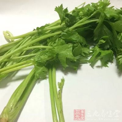 撒上芹菜丁、淋上香油即可