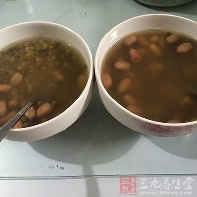 可喝绿豆汤或者牛奶 可喝绿豆汤或者牛奶