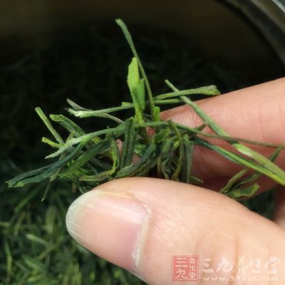 将一撮茶叶放在掌心，用口呵气