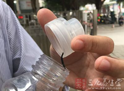 喝饮料喝出异物 这瓶尖叫真让人尖叫