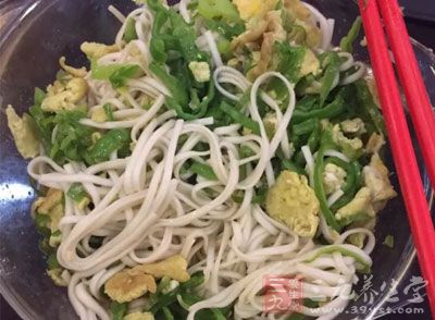 米线的种类多种多样，有过桥米线、麻辣米线、炸酱米线、砂锅米线