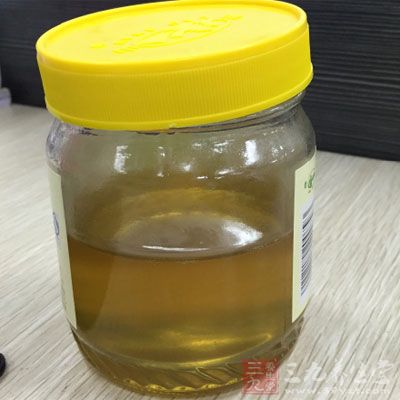 原料：蜂蜜50g，麻油25g，温水1000g