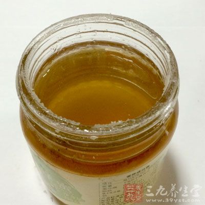 原料：牛乳250ml，蜂蜜30g，芝麻15g