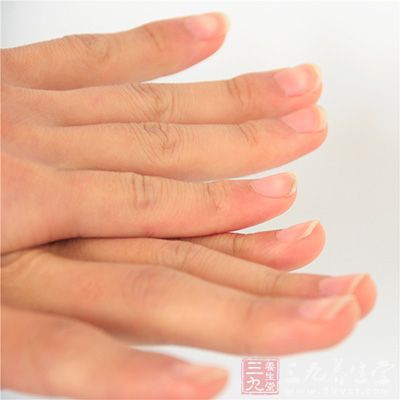 待老茧软化后，用小刀轻轻刮去死皮