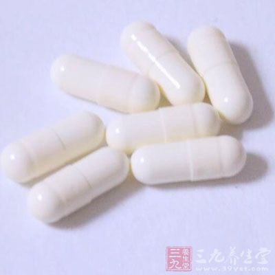 对动脉内血栓导致管腔狭窄或阻塞者，可用溶解血栓药、抗凝药