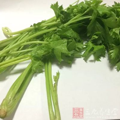 芹菜中含有一種堿性物質(zhì)