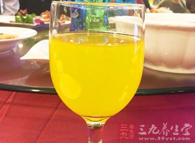 碳酸飲料的主要成分為糖、色素、香精及碳酸水等