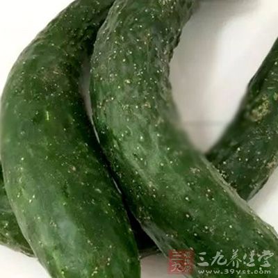 將黃瓜進(jìn)行冷藏，然后切片對(duì)眼皮進(jìn)行冷敷十分鐘