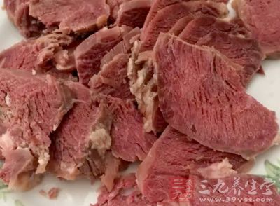 牛肉、姜、冷水煮開后，撈出牛肉備用