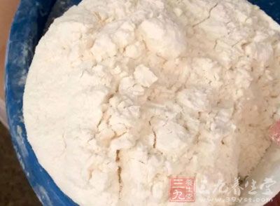 低筋面 45公克 ,玉米粉 5公克,牛奶 15公克,蓝莓馅 1罐 低筋面 45公克 ,玉米粉 5公克,牛奶 15公克,蓝莓馅 1罐