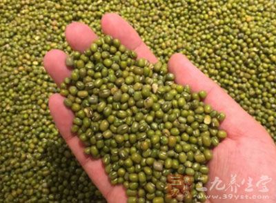 白菜根茎头1个，绿豆芽30克，将白菜根茎头与绿豆芽同煮