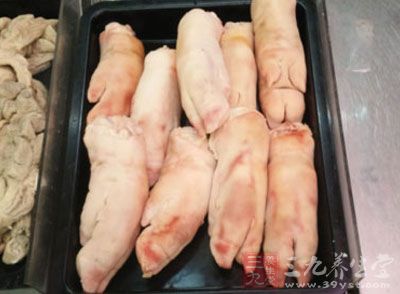 富含胶原蛋白的食物有很多，例如：鸡脚、猪尾、猪皮、猪蹄、甲鱼