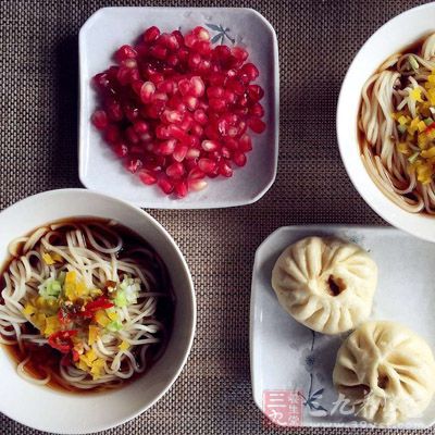 规范自己的饮食习惯，多吃能够对抗衰老的食物