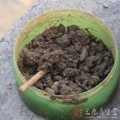 或是用红虫、小虾、蚯蚓等带有强烈味道的鱼饵