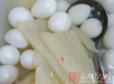 鵪鶉不僅肉質(zhì)鮮美細(xì)嫩，且具有補(bǔ)益五臟、強(qiáng)筋壯骨、養(yǎng)肝清肺、滋補(bǔ)強(qiáng)身等作用