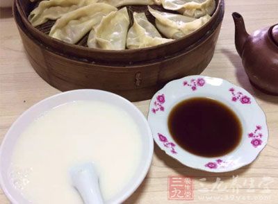 豆浆中加红糖喝起来味甜香，但红糖里的有机酸和豆浆中的蛋白质结合后