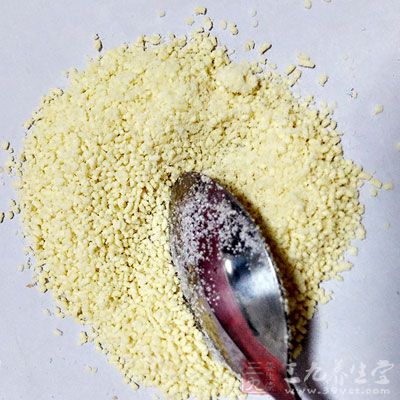 鸡精是一种复合调味料，它是以味精、食用盐为主要原料