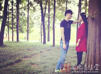 小黑头，大烦恼!卸妆后的鼻头上密密麻麻布满黑头